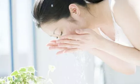 被粉刺、黑頭、毛孔、角質(zhì)糾纏？千萬(wàn)別忽視深層清潔