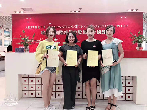 恭喜兩位美女簽約夢顏堂藏密修心養身會所