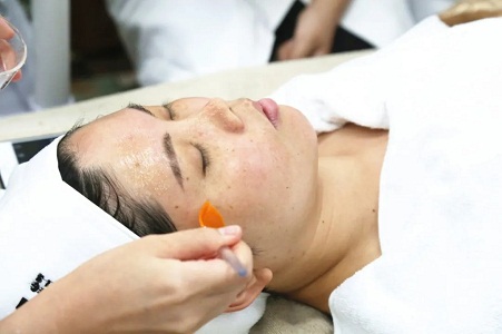 VN奶滑煥膚和VC美白該如何選才能精準美白？